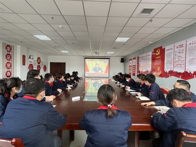 西凤集团公司团委组织青年职工观看庆祝中国共产主义青年团成立100周年大会直播
